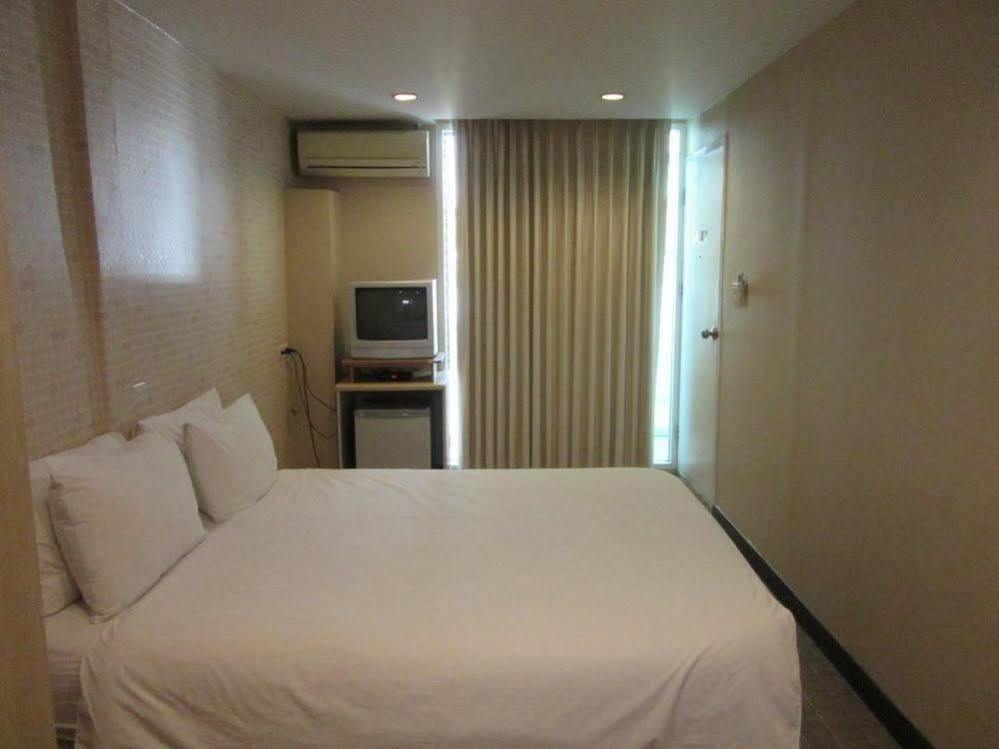 Urban House Otel Bangkok Dış mekan fotoğraf